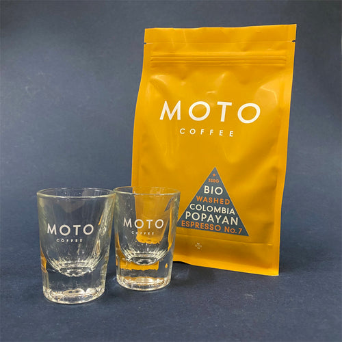 2 shotglaasjes + 1 x 350g koffie naar keuze