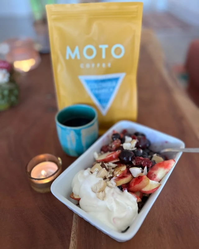 Some extra energy and love for the woman who’s always up, or has to be. 

Spoil her with something nice this sunday. (And actually every day!) 

Happy Mother’s Day from all of us at Moto! 

💝☕️ 

#organiccoffee #biologischekoffie #moederdag #mothersday #gift #breakfast #motocoffeeshots #spoilyourmom #love #goodconciousallorganic