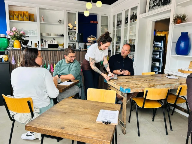 In the heart of Schoonhoven, you will find @bakkiebijtam a cosy spot where everything is homemade and thoughtful. 🤎

From fresh toasties and homemade bakes to organic matcha and specialty coffee. 🥐 

The surrounding area is perfect for a bike ride, so you can make a stop on your route and treat yourself to something good. 🧭 

#motocoffeeshots #bakkiebijtam #schoonhoven #organiccoffee #specialtycoffee #omfietskoffie #koffie #coffee #espresso #barista #TAMschoonhoven #schoonhovenzilverstad #goodconciousallorganic