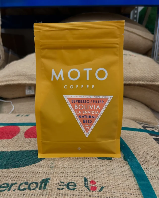 New Coffee Drop: La Envidia - Bolivia 🫘 

Grown with love for people & planet! 🌎 

La Envidia Coffee Farm is located in the heart of Bolivia and surrounded by rich, native vegetation. This organic coffee farm not only offers a beautiful, peaceful environment, but is also an example of how sustainable agriculture and quality coffee can go hand in hand. 🇧🇴 

With love for people and nature, La Envidia produces a unique, high-quality coffee from Bolivia; honest, sustainable and full of flavor. 

Tasting notes: Medium body, milk, chocolate, strawberry, manderin. 🍫 

Find out more about our new coffee: 🔗 in bio!

#motocoffeeshots #bolivia #laenvidia #coffee #koffie #espresso #healtycoffee #organiccoffee #specialtycoffeeroaster #specialtycoffee #biologisch #nieuwekoffie #newcoffee #goodconciousallorganic