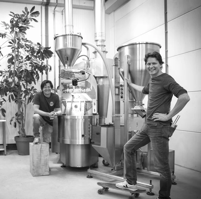 At Moto, we make concious choices.
We roast our coffee on a Loring Kestrel S35, one of the most energy efficiënt roasters in the world. Thanks to this smart technology, we use 80% less gass compared to traditional roasters. And the little we do use? It’s CO2-compensated propane, provided by Rijngas. 

A simple, thoughtful choice. 
For flavour, health and the future. 🌱 

📷 @maartjescheersfotografie 

#motocoffeeshots #sustainableroasting #loringroaster #co2neutral #greencoffee #organiccoffee #coffeelover #espresso #coffee #roasters #sustainablity #organic #health #healthy #healtylife #sustainablelifestyle